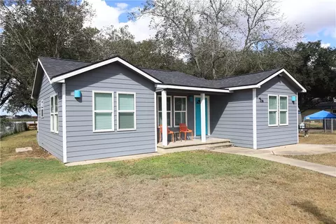 125 Lakewood Dr, Mathis, TX 78368