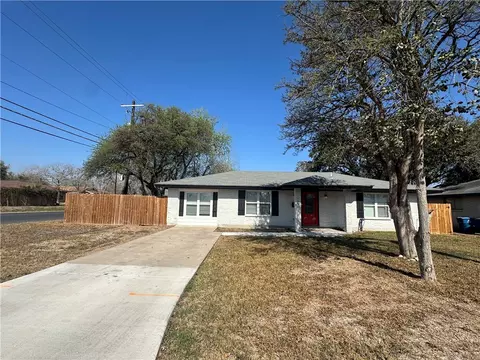 Exterior - 1001 E Hefferman St, Beeville, TX 78102 photo 3 of 3