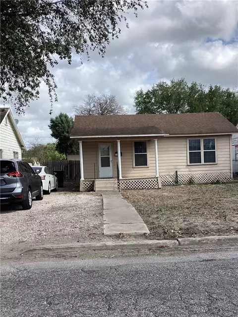 1021 E 2nd St, Alice, TX 78332