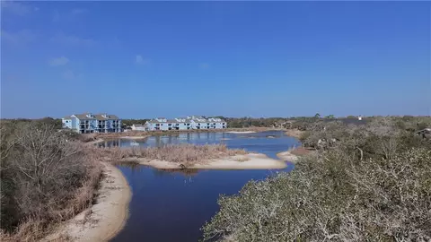 150 E Lake Dr, Rockport, TX 78382
