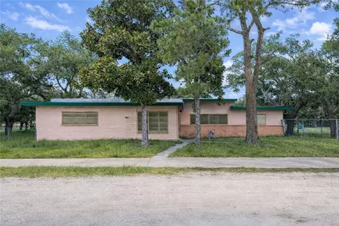1035 W Goodnight Ave, Aransas Pass, TX 78336