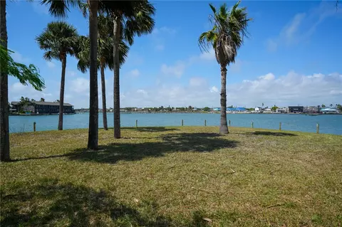 37 Riviera Dr, Rockport, TX 78382