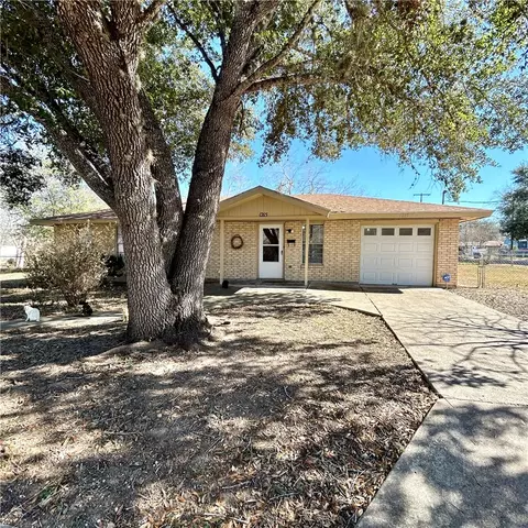 1215 W Crockett St, Beeville, TX 78102