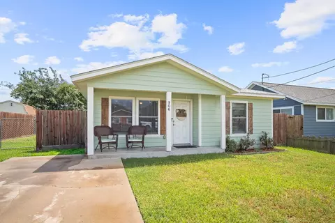 906 S Young St, Rockport, TX 78382