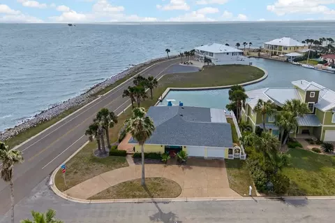 2 Paisano Ln, Rockport, TX 78382