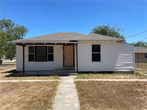 Exterior - 319 S Nueces St, Mathis, TX 78368 photo 3 of 4