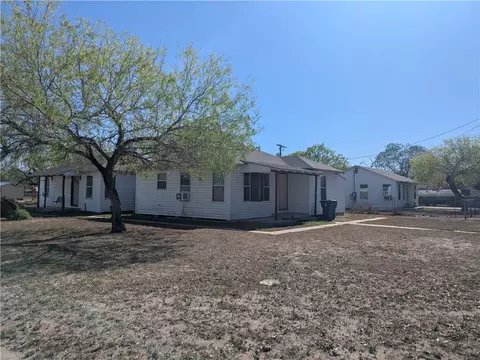 319 S Nueces St, Mathis, TX 78368