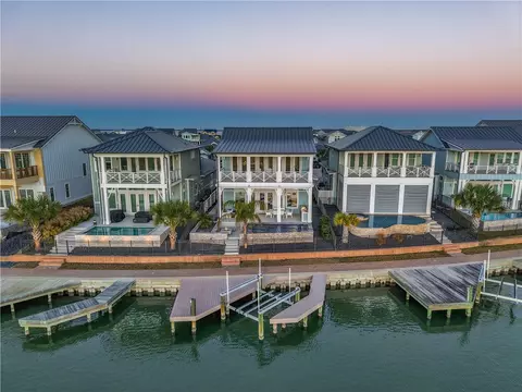 145 Foxtail Ln, Rockport, TX 78382