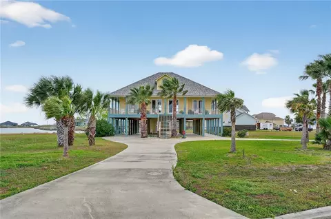 33 Lake Shore Cir, Rockport, TX 78382