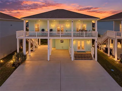 175 Paradise Dr, Rockport, TX 78382