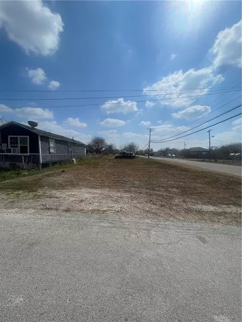 1040 Nebraska St, Robstown, TX 78380