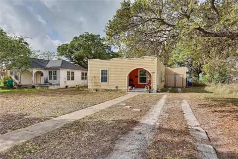 629 W Yoakum Ave, Aransas Pass, TX 78336