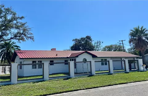2005 Bay Ave, Rockport, TX 78382