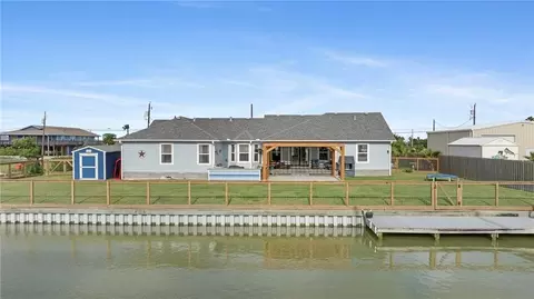 106 Dove Dr, Rockport, TX 78382
