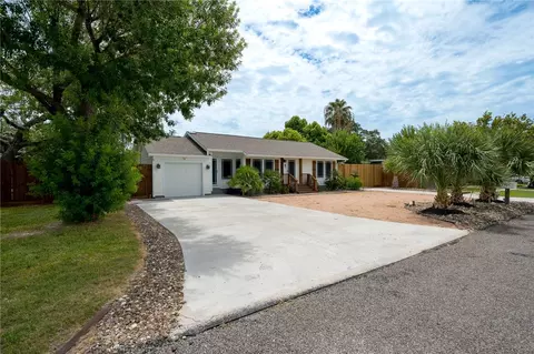 202 S 7th St, Rockport, TX 78382