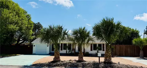 202 S 7th St, Rockport, TX 78382