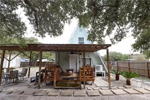802 Mission St, Rockport, TX 78382