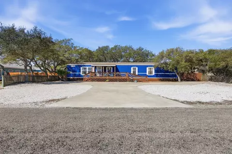 543 Hickory Ave, Rockport, TX 78382