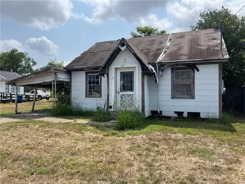 107 Gallia St, Woodsboro, TX 78393