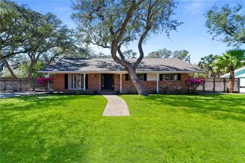 1905 Shores Ln, Rockport, TX 78382