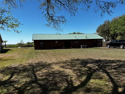 137 Harbor Cir, Mathis, TX 78368