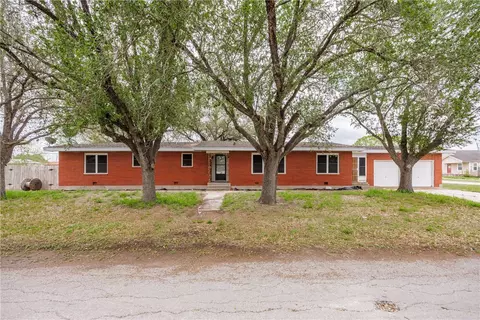 1406 4th St, Agua Dulce, TX 78330