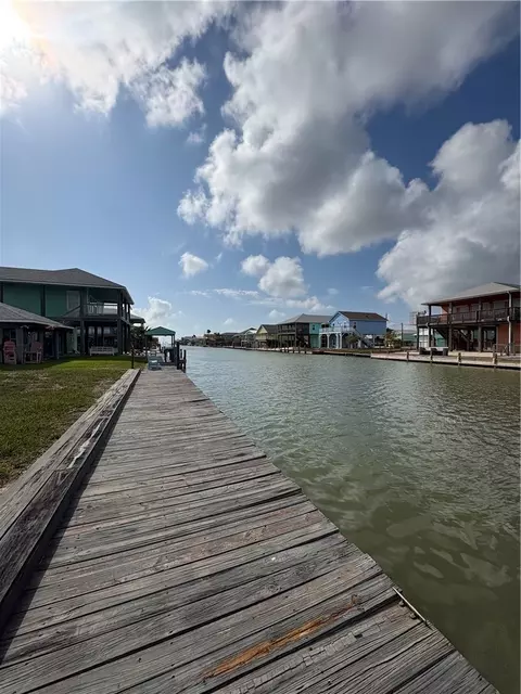 423 Palmetto Pt, Rockport, TX 78382