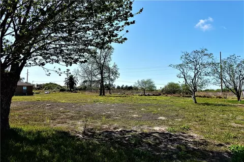 627 8th St, Ingleside, TX 78362