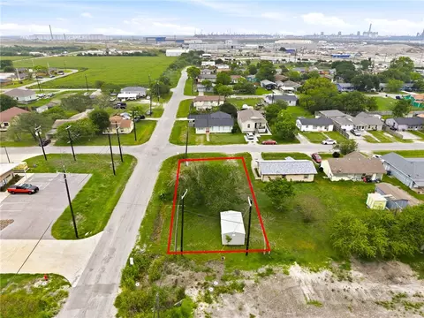 102 Marilyn Dr, Gregory, TX 78359 photo 3