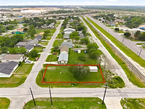 102 Marilyn Dr, Gregory, TX 78359 photo 4