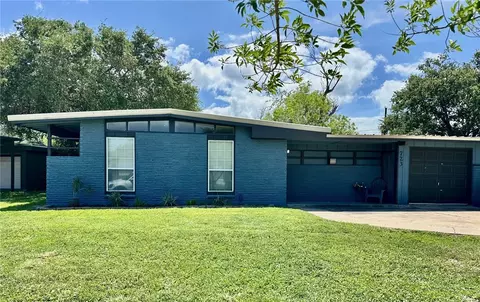 723 Santa Barbara Dr, Kingsville, TX 78363