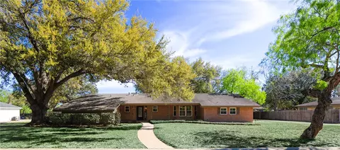 1316 Southwood St, Alice, TX 78332