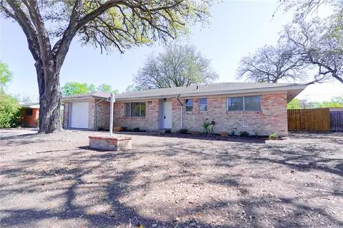 1108 N Woodlawn Dr, Alice, TX 78332