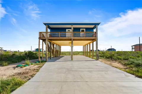 408 W Royal Oak Ln, Rockport, TX 78382
