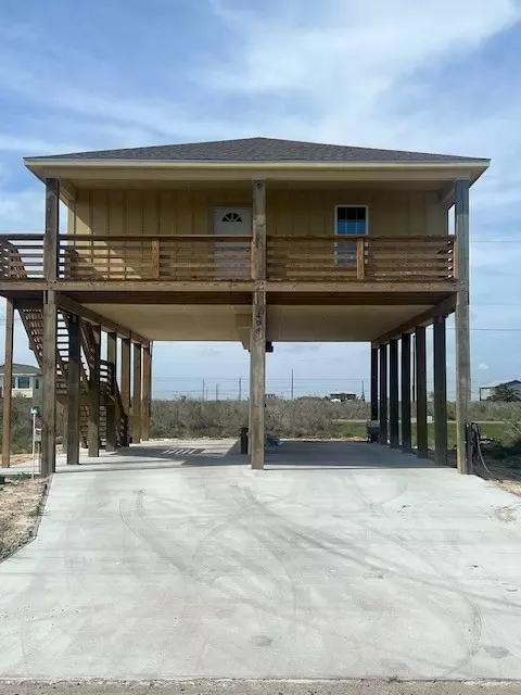 408 W Royal Oak Ln, Rockport, TX 78382