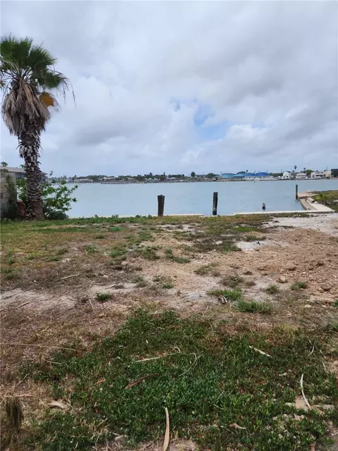 39 Riviera Dr, Rockport, TX 78382