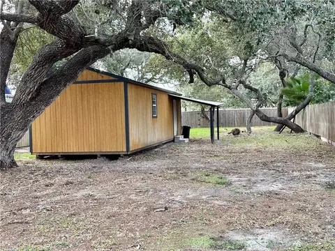1927 San Antonio St, Rockport, TX 78382