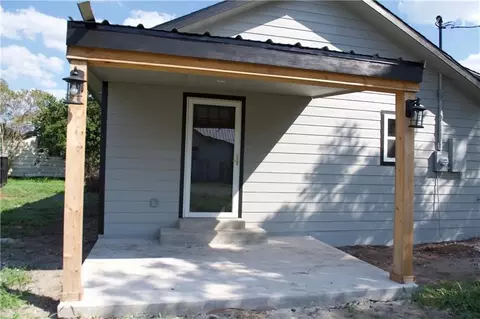 Exterior - 300 E Le Roy St, Three Rivers, TX 78071 photo 2 of 2