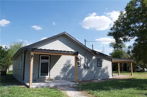 300 E Le Roy St, Three Rivers, TX 78071