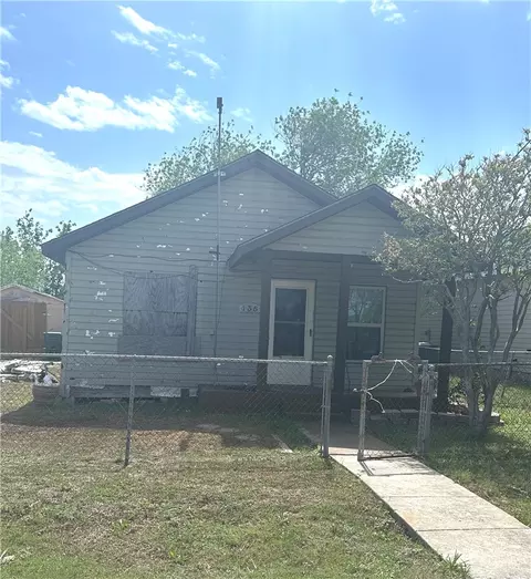 135 Allende St, Taft, TX 78390