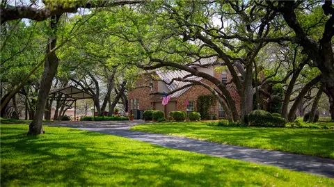 230 Shamrock Dr, Floresville, TX 78114