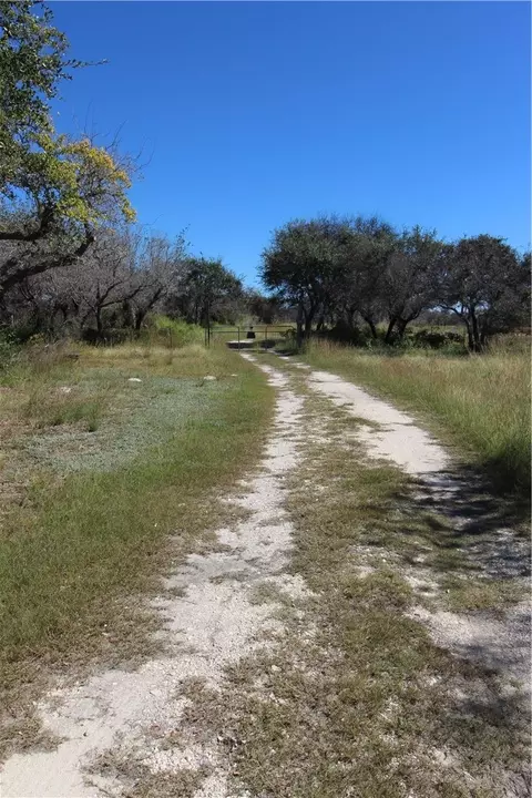 121 Kluge Trl, Rockport, TX 78382