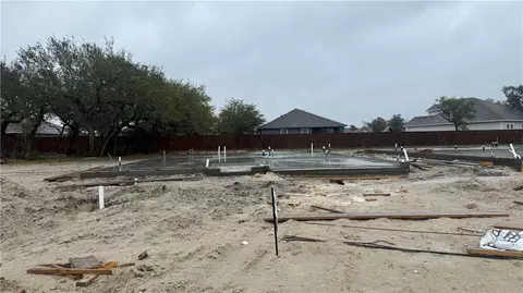 173 Grenada Dr, Rockport, TX 78382