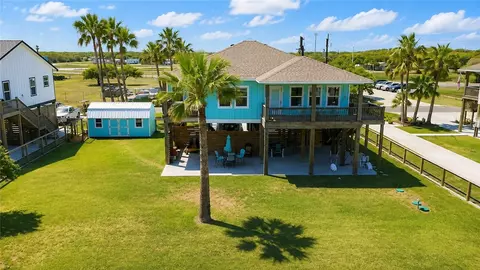 2106 S Young St, Rockport, TX 78382