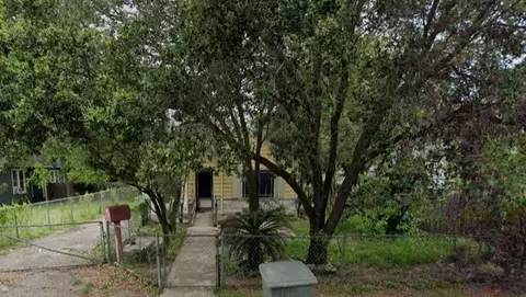 515 E 4th St, Alice, TX 78332