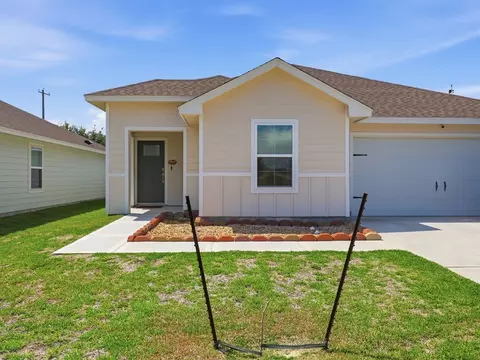 106 Montego Dr, Rockport, TX 78382
