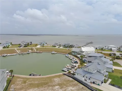 122 Bismarck Ln, Rockport, TX 78382