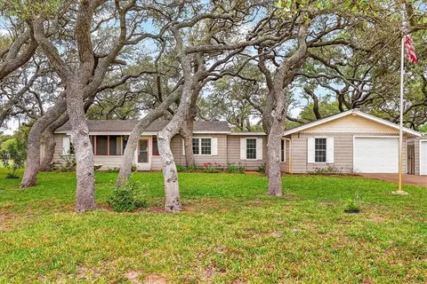 1521 S Mathis St, Rockport, TX 78382