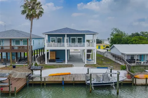 125 Port Ave, Rockport, TX 78382