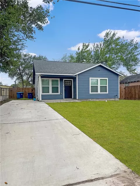 604 S Alta Vista St, Beeville, TX 78102